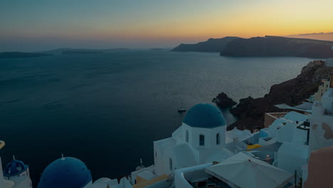 Zeitraffer,-Sonnenuntergang-über-Der-Insel-Santorini,-Traditionelle-Weißblaue-Gebäude-Und-Der-Horizont-Des-Ägäischen-Meeres