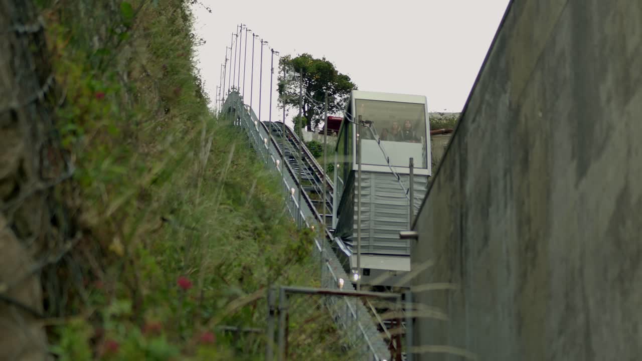 ascensor funicular por la ladera en el puerto de portugal