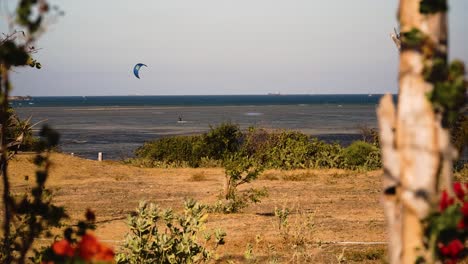 Escena-Con-Kitesurf-En-Kite-Lagoon-En-Mi-Hoa,-Vietnam