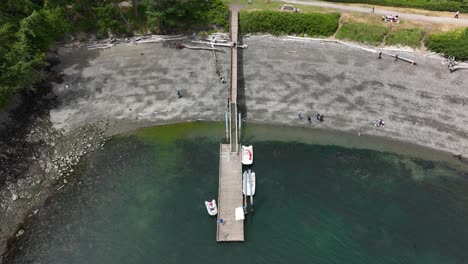 Vista-Aérea-Del-Muelle-Público-En-Sharpe-Cove-En-La-Isla-Fidalgo