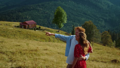 Reisepaar-Sieht-Landschaftsblick-Auf-Die-Natur-Der-Berge-Aus.-Fröhliche-Familie-Im-Urlaub.