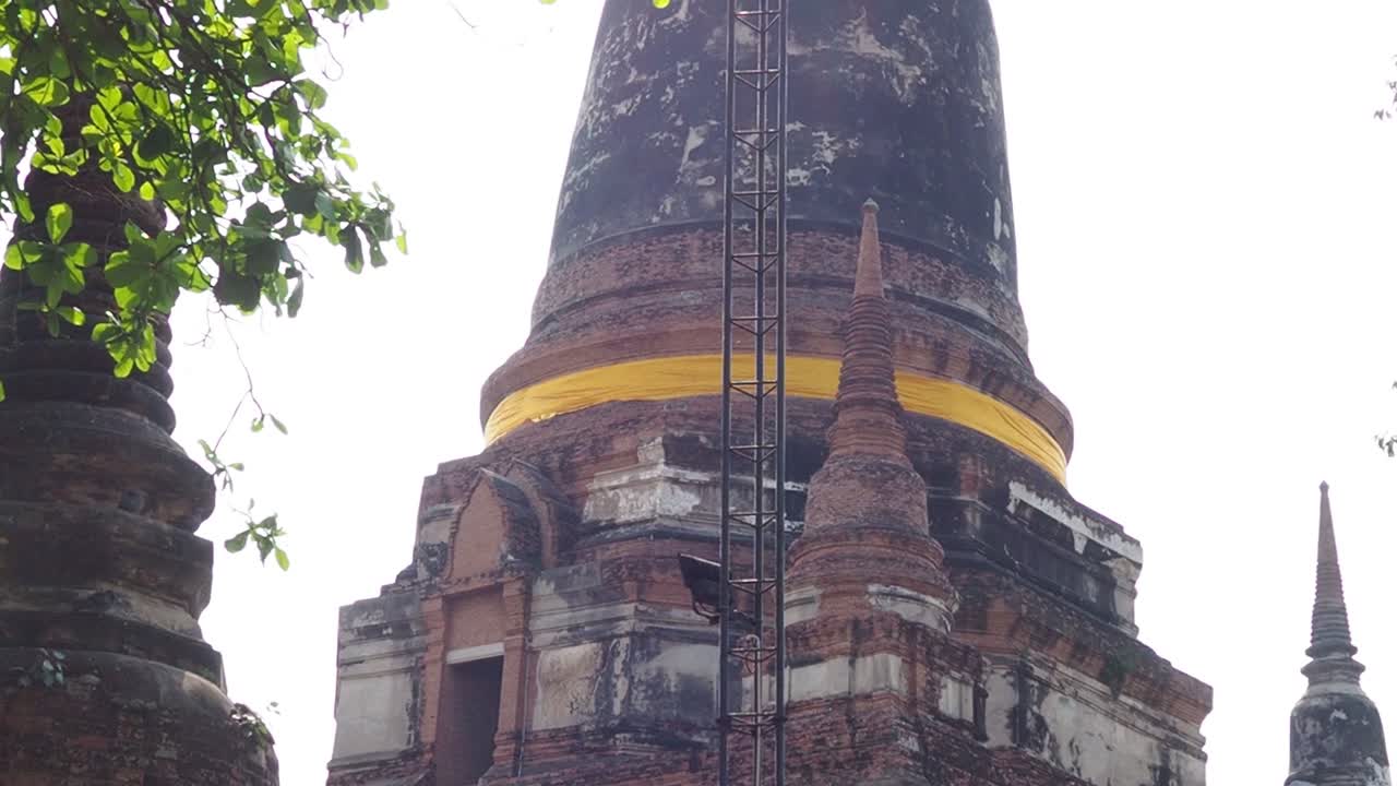 persona sube a la estupa antigua, alcanza la cima