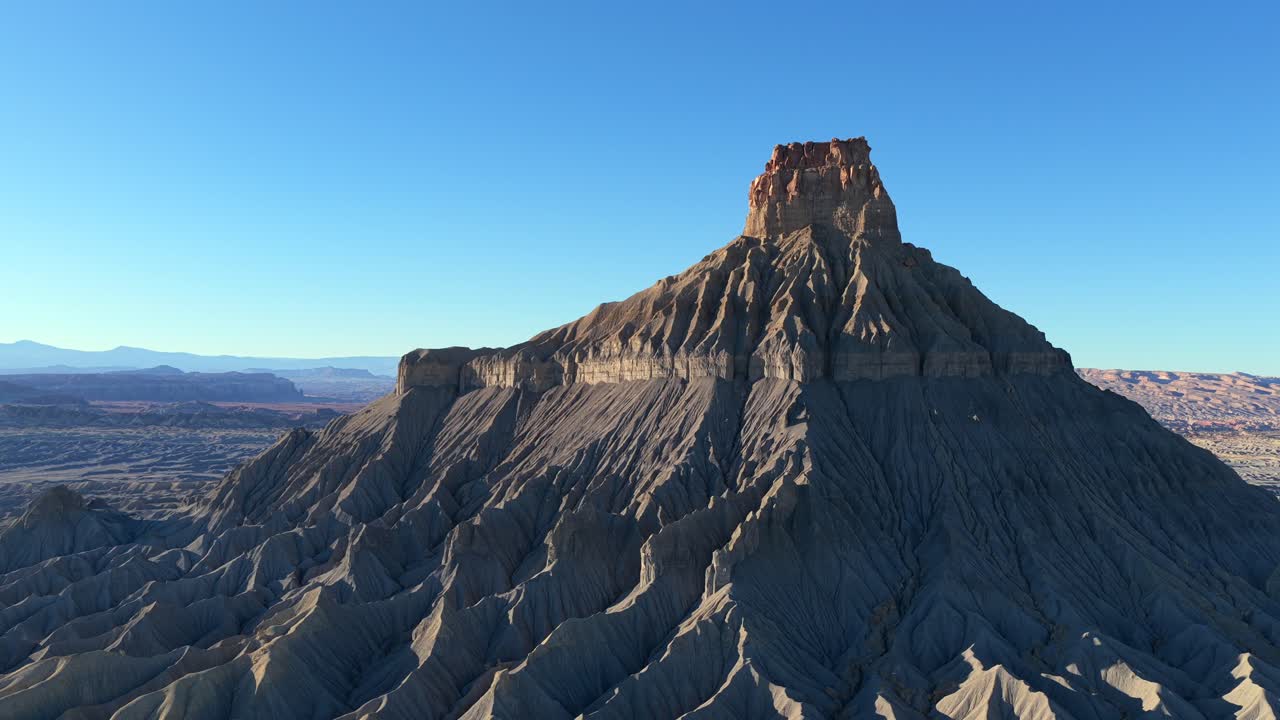 Una ripresa aerea con drone rivela la surreale e frastagliata cima di Factory Butte. Queste dorsali desertiche aliene e le nette texture grigie creano un'atmosfera ultraterrena per i viaggiatori che esplorano lo Utah.