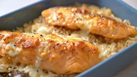 tazón de salmón al horno con queso y arroz miso picante