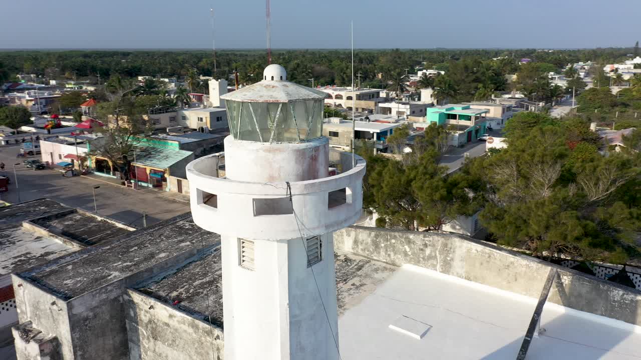 vista orbital de primer plano extremo del faro en telchac puerto, yucatán, méxico