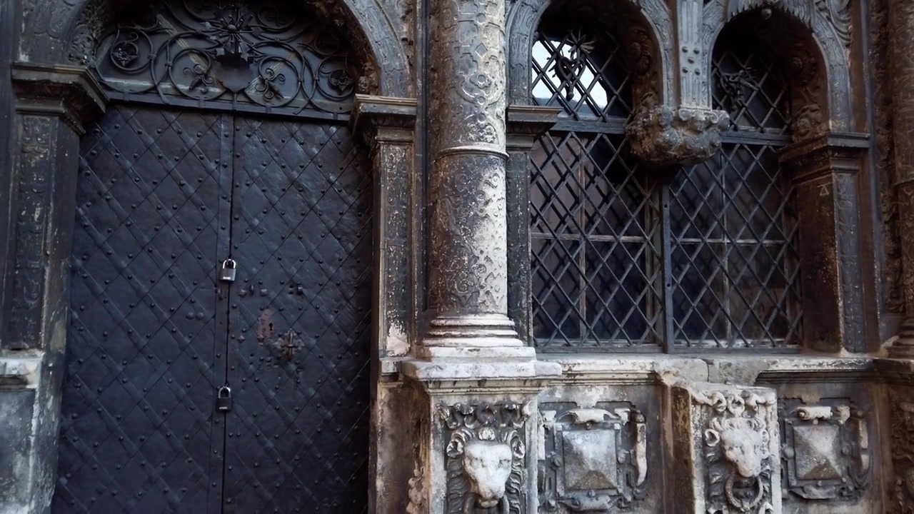 Cappella Boim. La Cappella Boim è un monumento di architettura religiosa cattolica in Piazza della Cattedrale, Leopoli, Ucraina. Fu costruita dal 1609 al 1615 e fa parte del centro storico di Leopoli, un sito Patrimonio dell'Umanità UNESCO. Uno dei migliori monumenti del tardo Rinascimento