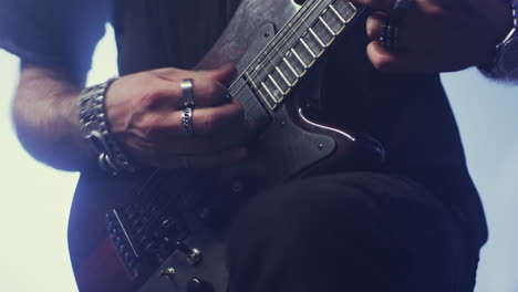 guitarrista de rock tocando música. guitarrista tocando música de rock