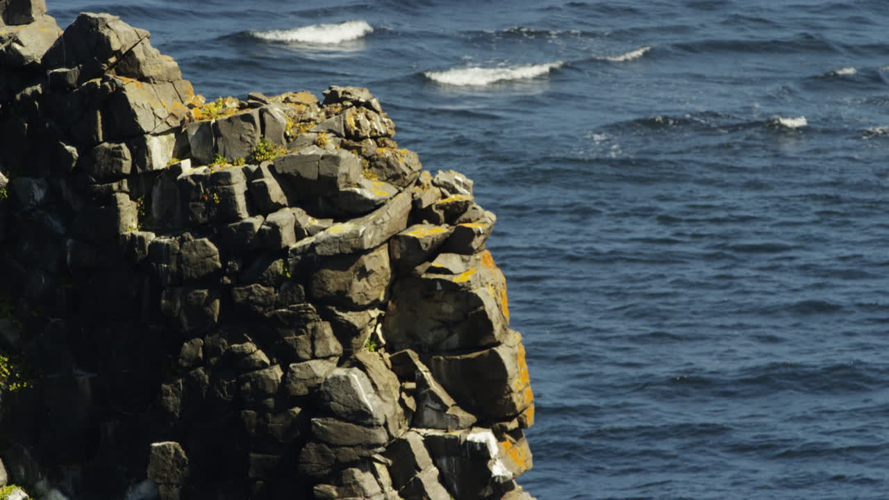 детальный снимок слоев базальта в морском стоге хвитсеркур в исландии