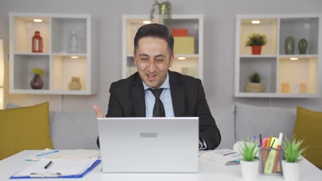 Hombre-Trabajador-De-Oficina-En-Casa-Leyendo-Buenas-Noticias-Y-Sintiéndose-Feliz.