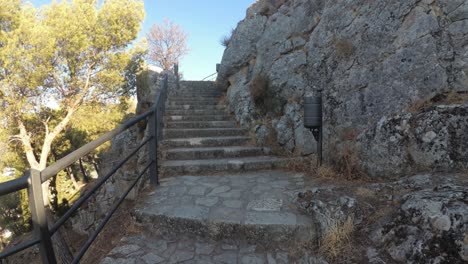 Castillo-De-Jaen,-Spanien-Jaens-Burg-Fliegende-Und-Bodenaufnahmen-Von-Dieser-Mittelalterlichen-Burg-Am-Nachmittag-Im-Sommer,-Es-Zeigt-Auch-Die-Stadt-Jaen,-Die-Mit-Einer-Drohne-Und-Einer-Action-kamera-Mit-4k-24fps-Unter-Verwendung-Von-Nd-filtern-Aufgenommen-Wurde-19