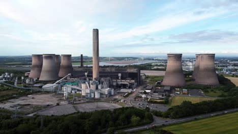 fiddlers ferry power station torres de refrigeración vista aérea a través de las zonas rurales de campo verde tierras de cultivo push risig en