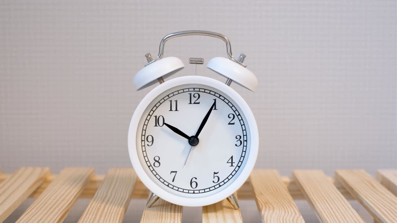 회색 배경의 알람 시계 클로즈업, 시간 관리 개념.