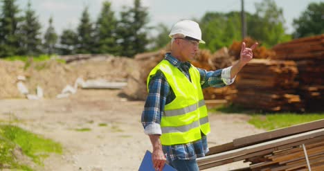 Trabajador-Masculino-Examinando-La-Pila-De-Tablones-22