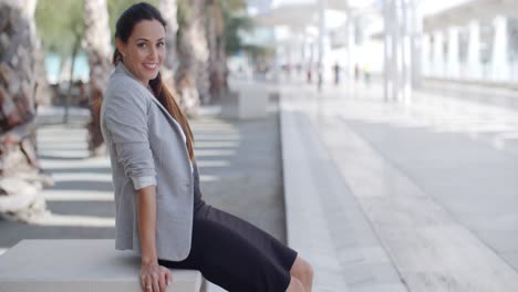 Elegante-Mujer-Sentada-En-Un-Banco-En-Un-Paseo-Marítimo