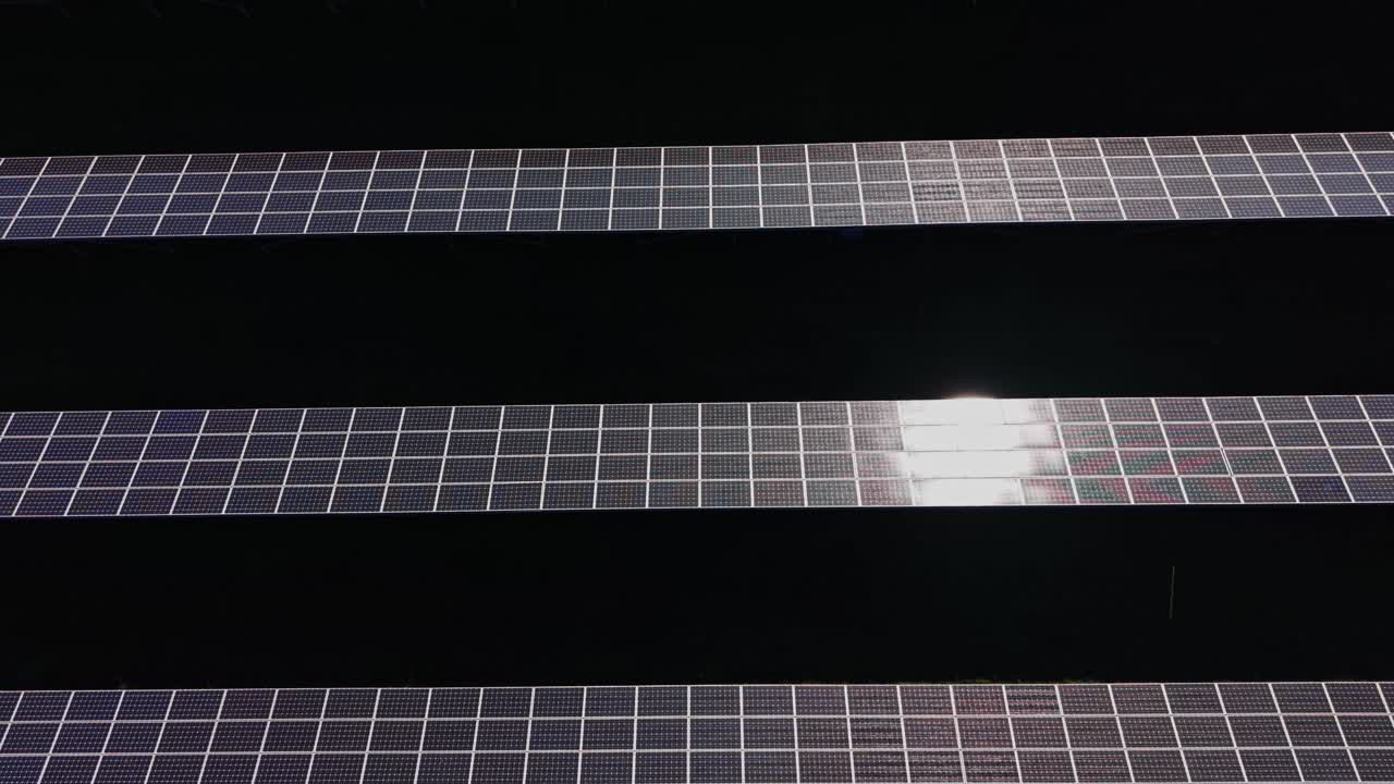 Pannelli solari installati su una grande struttura sotto un cielo sereno alla luce del giorno