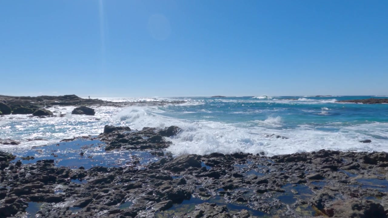 Costa frastagliata dell'isola di Stradbroke con potenti onde e risacca oceanica 4K