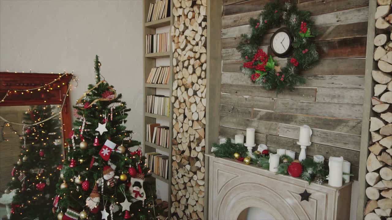 рождественская декорация в гостиной с камином и рождественской елкой