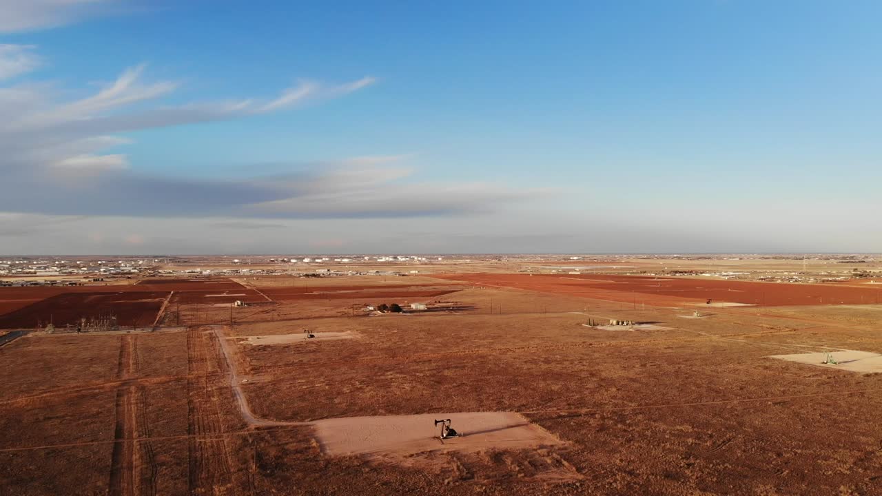 미들랜드 도시 바로 외곽에 위치한 텍사스에는 펌프 잭 필드가 있습니다.