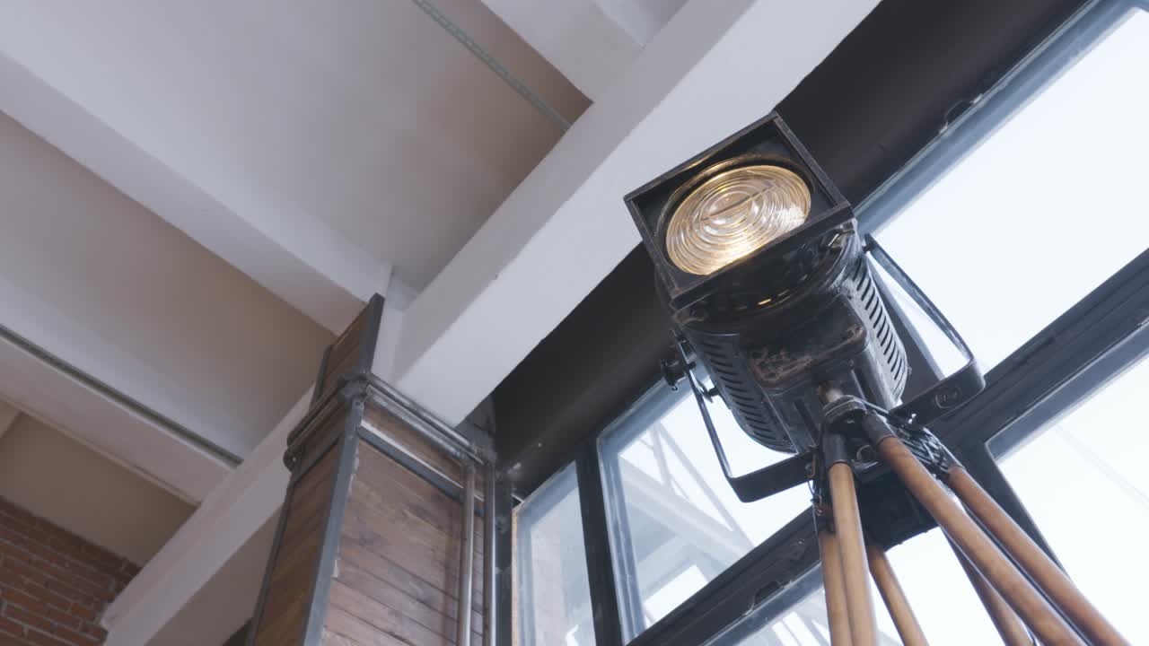 산업용 다락방 에 있는 빈티지 스포트라이트