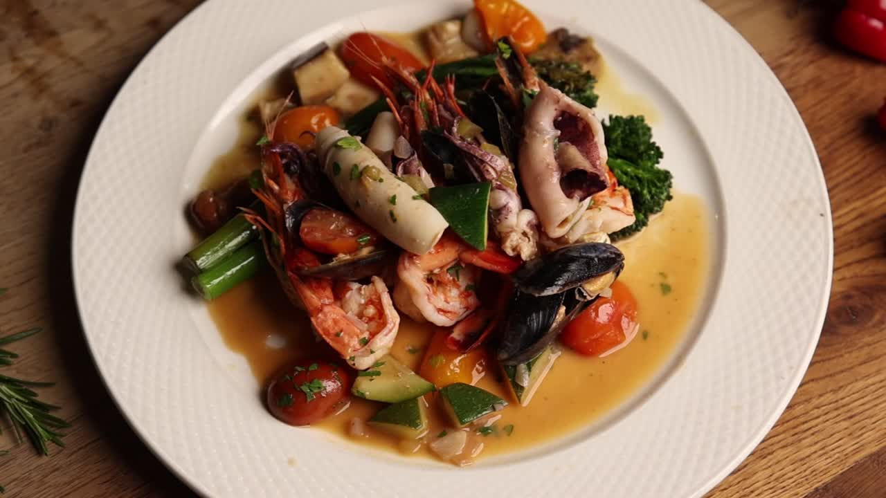 Piatto di frutti di mare freschi e verdure in salsa