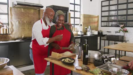 cocineros disfrutando de la cocina juntos