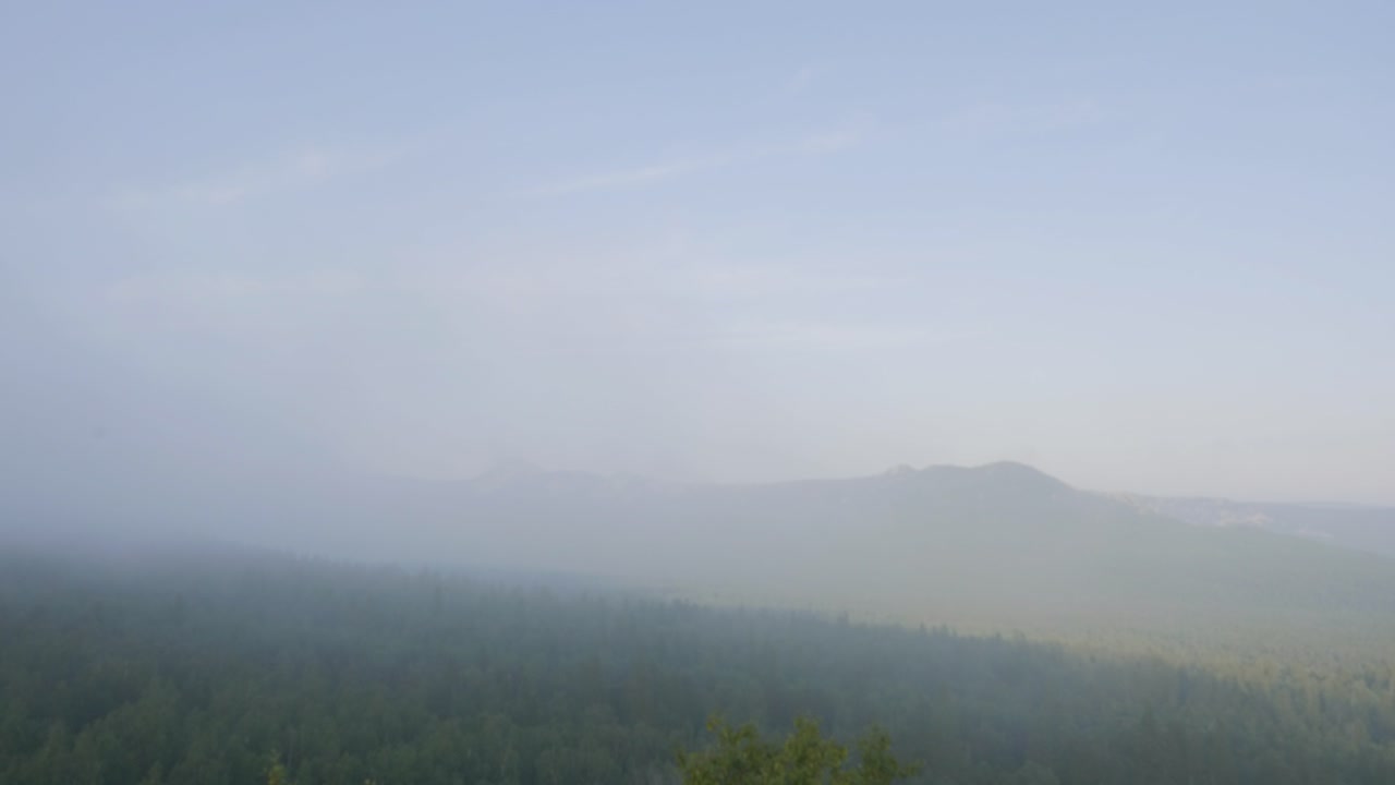 안개가 가득한 산의 풍경