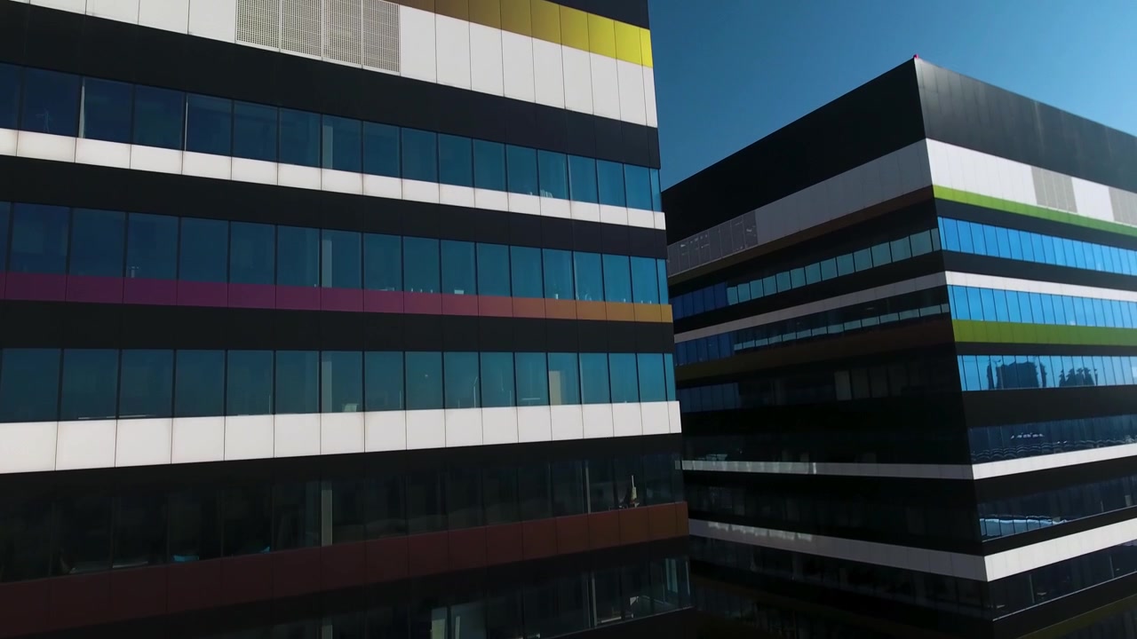 Inquadratura dinamica di edifici commerciali nel centro città.