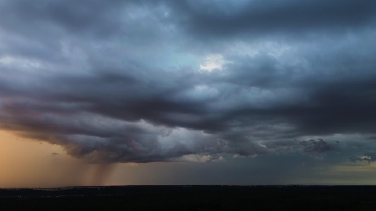 Mørke stormfulde skyer og solnedgangshimmel, luftfoto med drone.