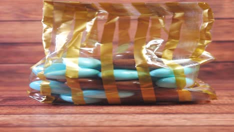 almendras cubiertas de chocolate en una bolsa de regalo