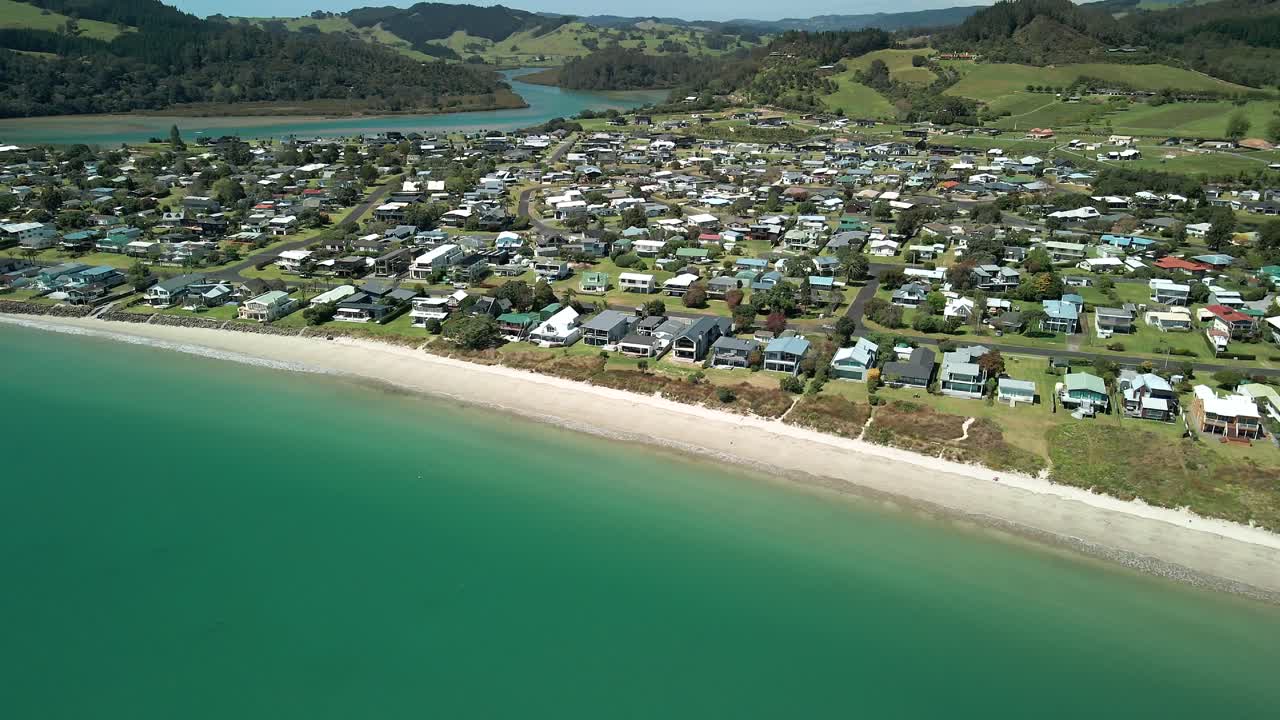 해변가 건물의 경치 좋은 시네마틱 팬