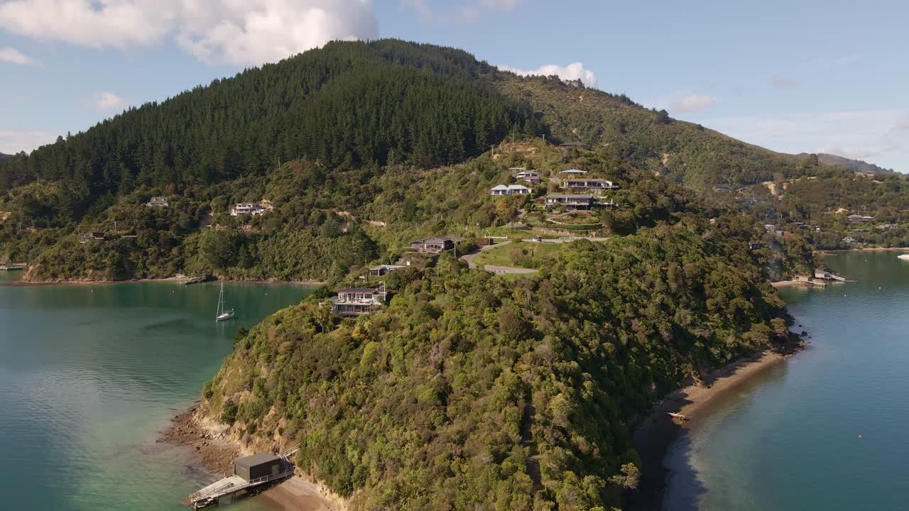 vista frontal aérea de la península de karaka point a la luz del sol de la mañana