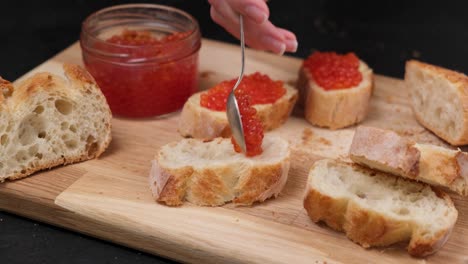 caviar rojo en pan blanco