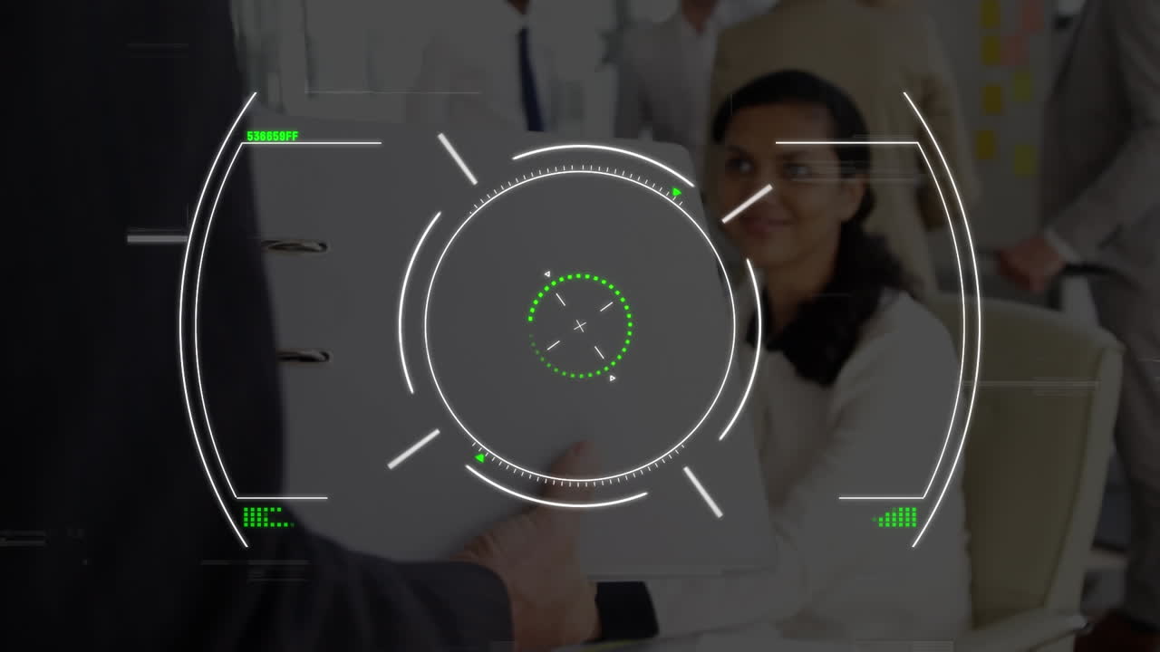 animación de escaneo de alcance y procesamiento de datos sobre mujer de negocios