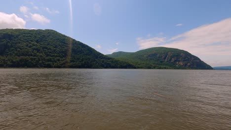 A-summer-time-lapse-of-the-Hudson-River-in-the-Hudson-Valley-in-New-York-State,-with-clouds-moving-overhead