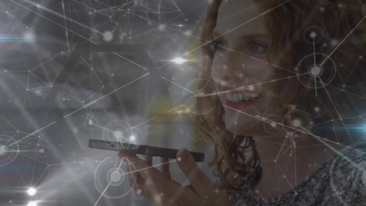 анимация соединенных точек с линиями и линзовыми вспышками на кавказской женщине, разговаривающей по смартфону.