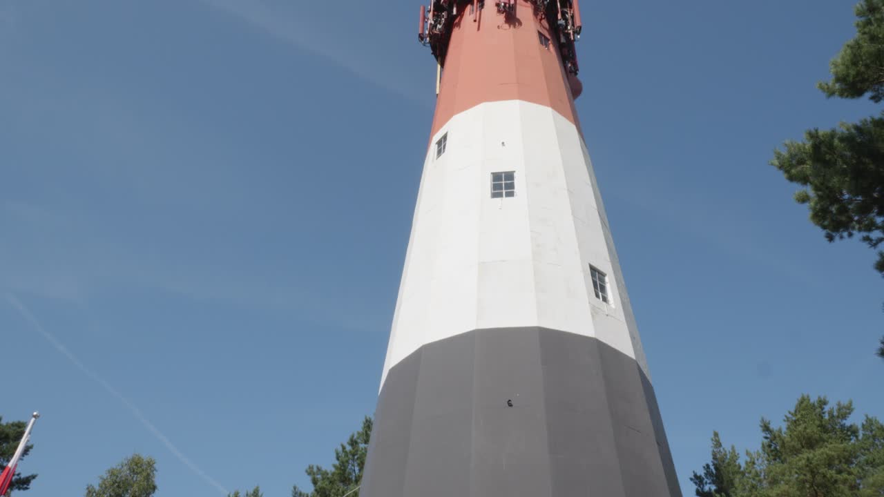 faro de stilo en el voivodato de pomerania, polonia - inclinado hacia arriba