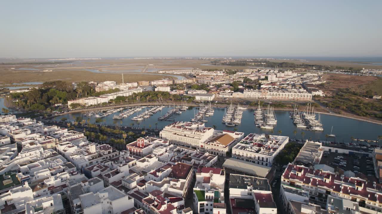 vista de la ciudad, marina y campos de sal en ayamonte, españa