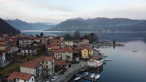 Revelando-El-Lago-Orta-Desde-Atrás-De-Pella