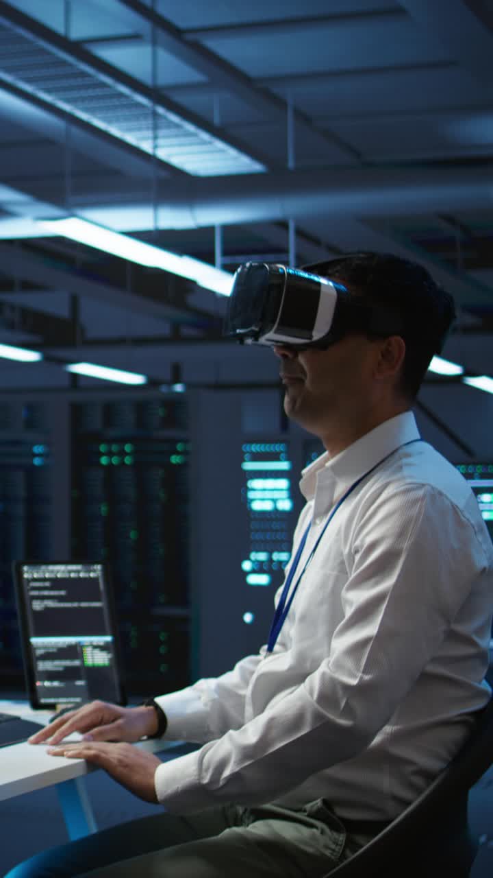 Mann med VR-headset med virtual reality i datasenter