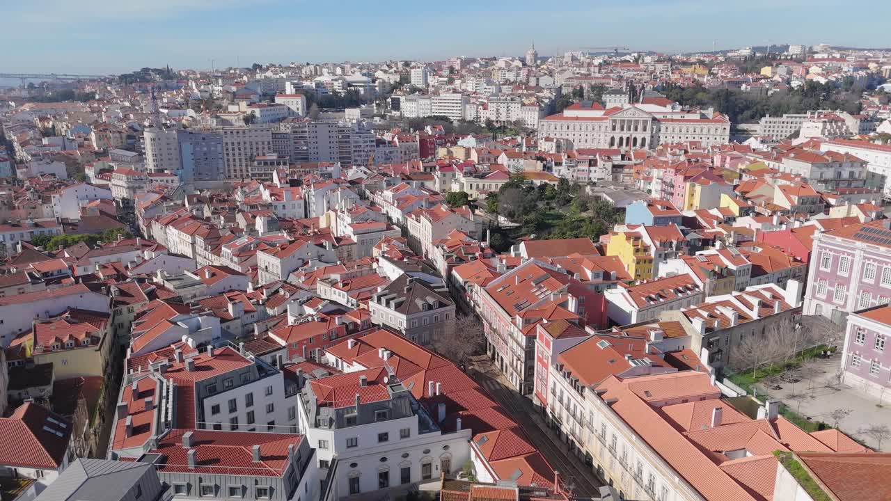 Panoramica aerea generale di case a Lisbona, Portogallo, a mezzogiorno