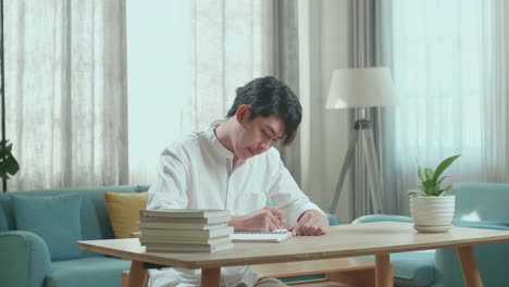 집에서 공부하는 젊은이