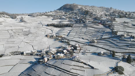 aran, un pequeño pueblo dentro del viñedo de lavaux cubierto de nieve en vaud, suiza