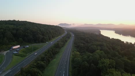 Neblige-Niedrige-Wolken-Hängen-Bei-Sonnenaufgang-über-Dem-Massachusetts-Mountains-Highway-91-Und-Dem-Connecticut-River,-Drohne