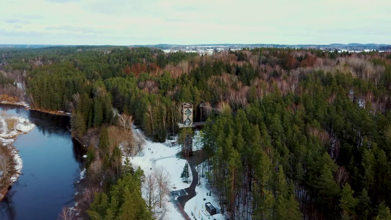 vista aérea de anyksciai laju takas, complejo de senderos para caminar en la copa de los árboles con una pasarela, un centro de información y una torre de observación, ubicado en anyksciai, lituania cerca del río sventoji