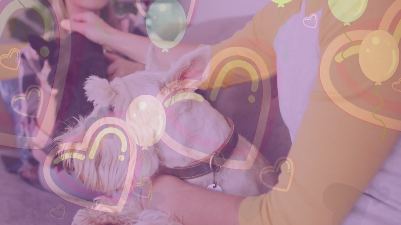 코카시안 여성 커플이 애완견과 함께 소파에 앉아 있는 심장과 풍선의 애니메이션