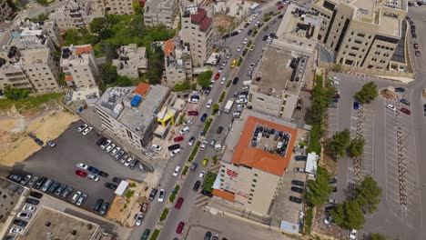 Vista-Aérea-Del-Tráfico-Circulando-Por-La-Autopista-En-La-Ciudad-De-Ramallah,-Palestina.