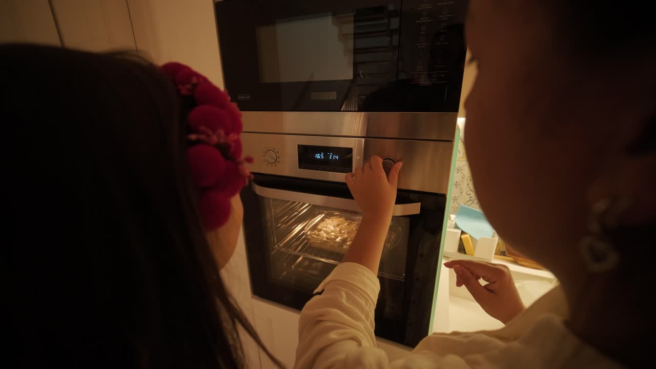 Madre e figlia si preparano per la celebrazione del Natale