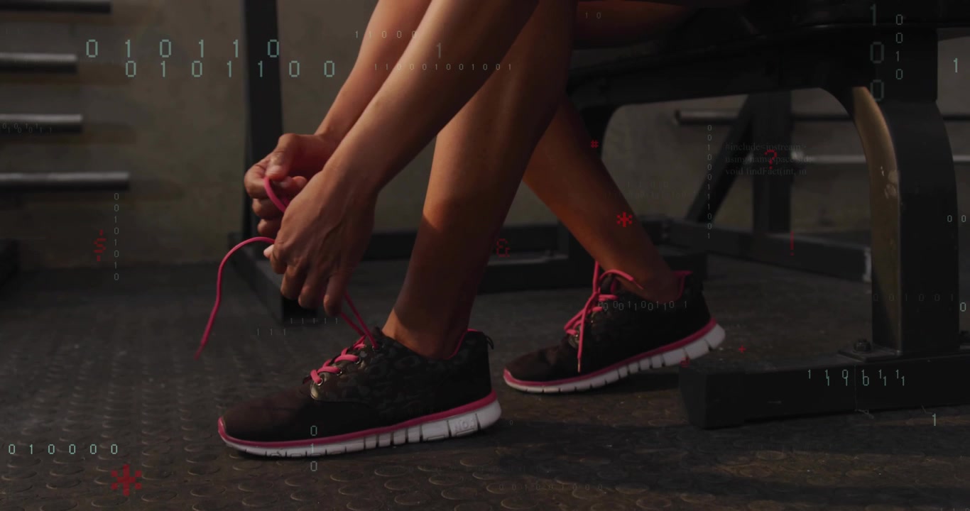 Atleta donna che si allunga verso una scarpa con lacci rosa che mostra una sovrapposizione di codice binario mentre allaccia le scarpe per l'allenamento