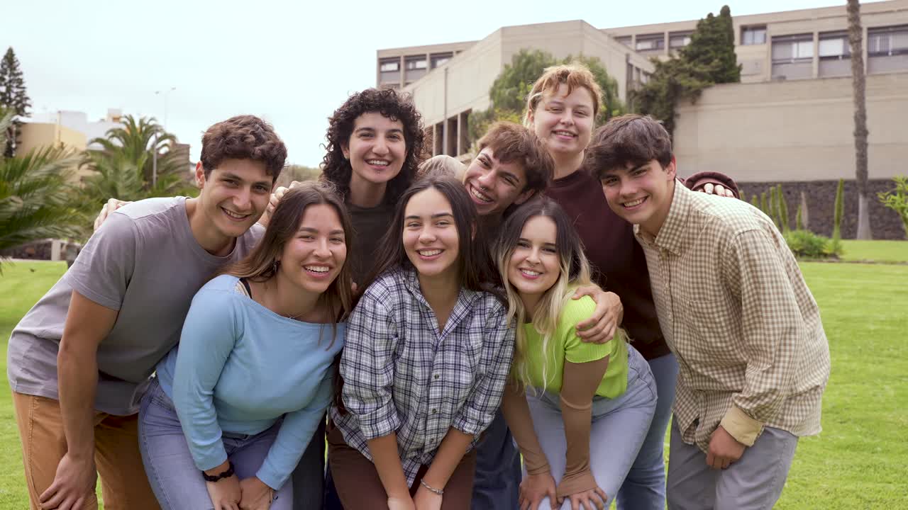 grupo de amigos tomando una selfie