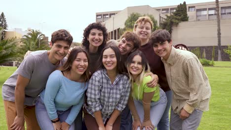 Gruppe-Von-Freunden,-Die-Selfie-Machen